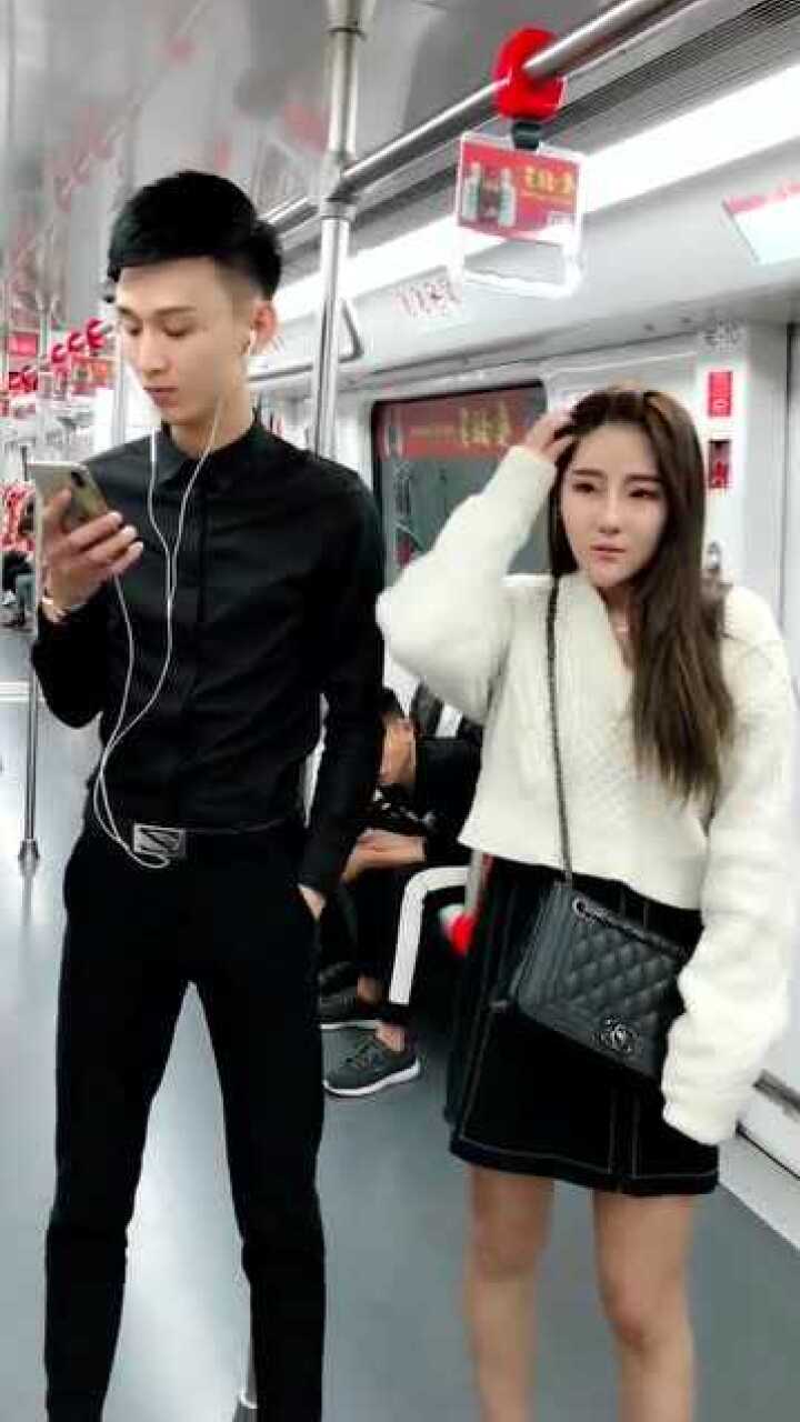 美女地铁撩帅哥,接下来帅哥的举动,网友:这是被反撩了?