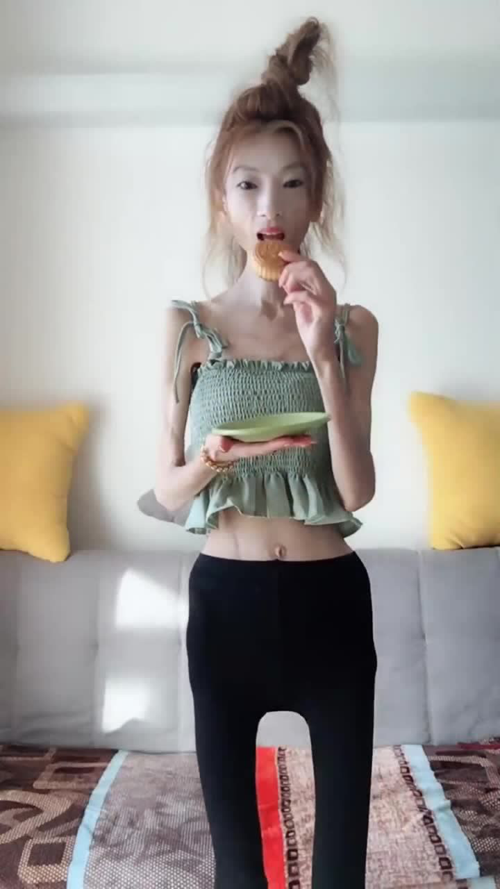 体重不过百的骷髅妹拿着一个月饼吃网友快多吃点