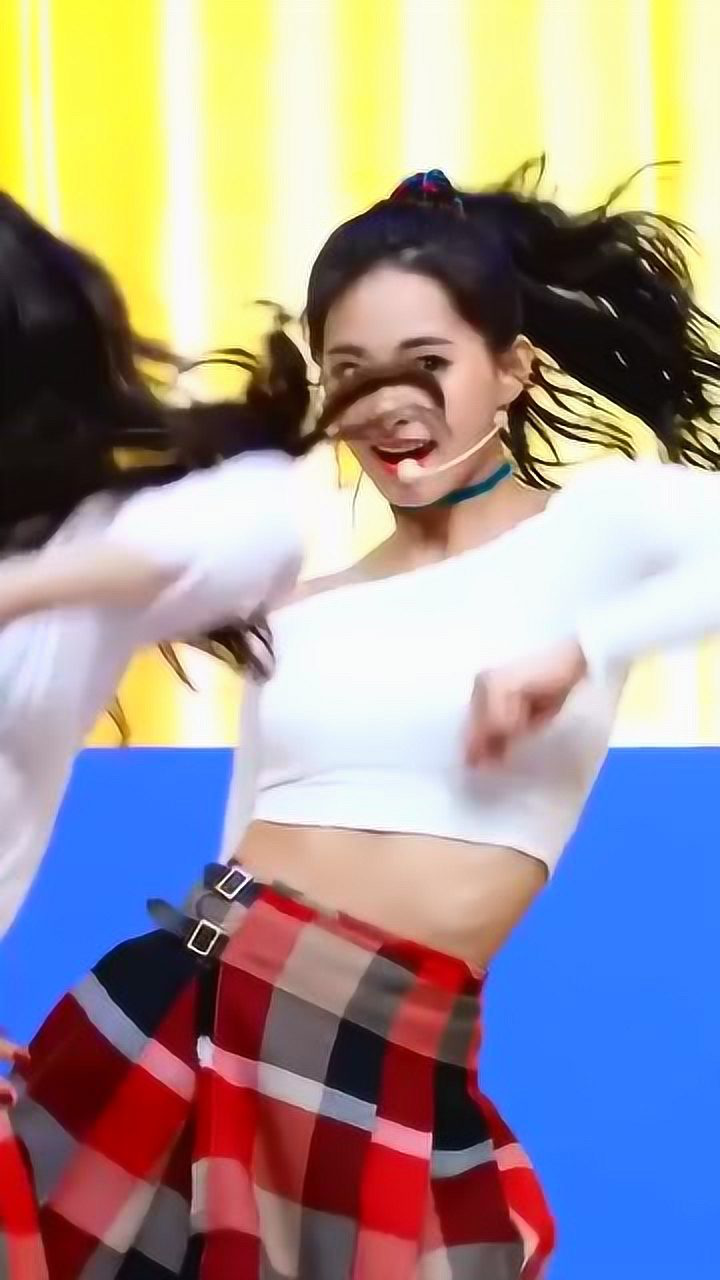 看着周子瑜跳舞享受的表情,就知道她有多喜欢这个舞台了