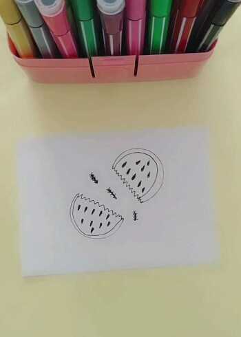 教大家用瓶盖画个半块的西瓜非常的简单易学