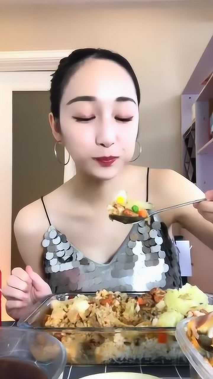 网红吃播晴子直播吃美食吃出了幸福的味道