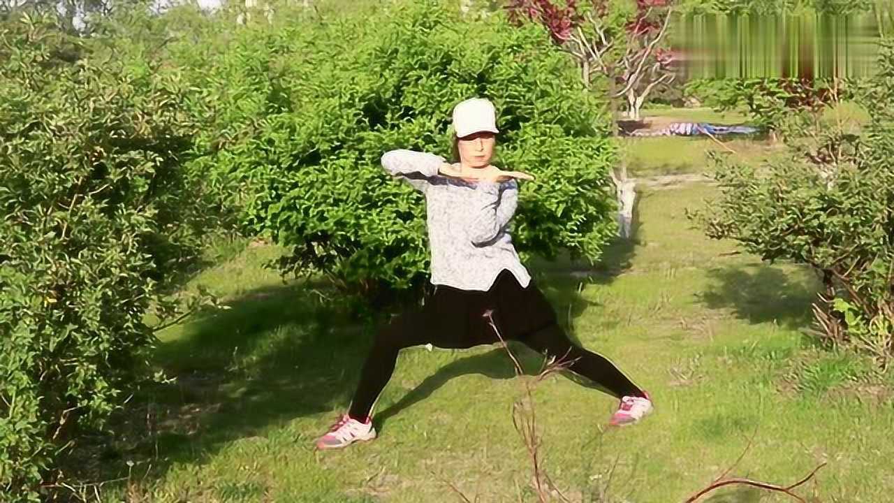 大弓步双手左右摇摆,高效活动颈椎,塑形