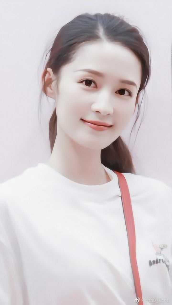 李沁这么干净纯洁的女孩子应该是更受大家的欢迎才对啊