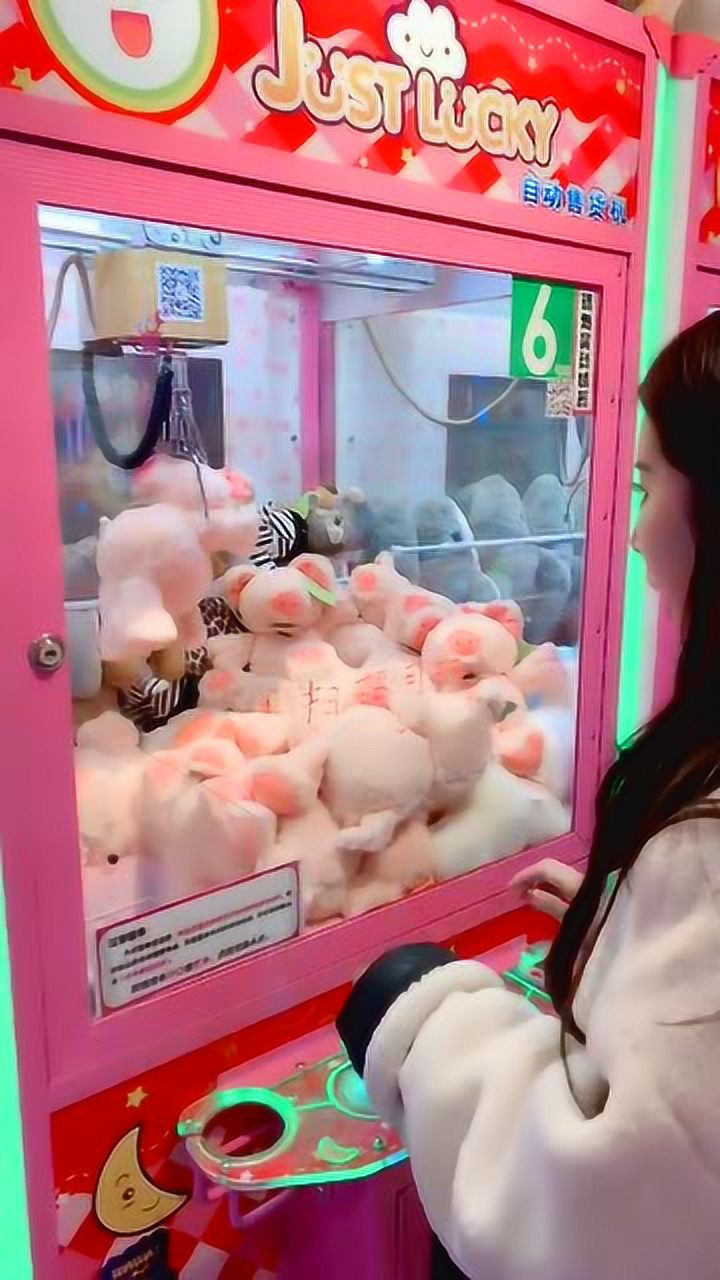 小姐姐在商场抓娃娃,抓到之后高兴得直跳,简直太可爱了!