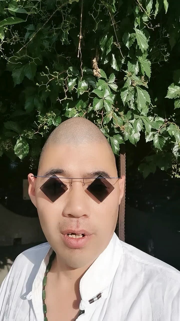 网红卤蛋哥不仅头长得个性这眼镜也挺有创意啊
