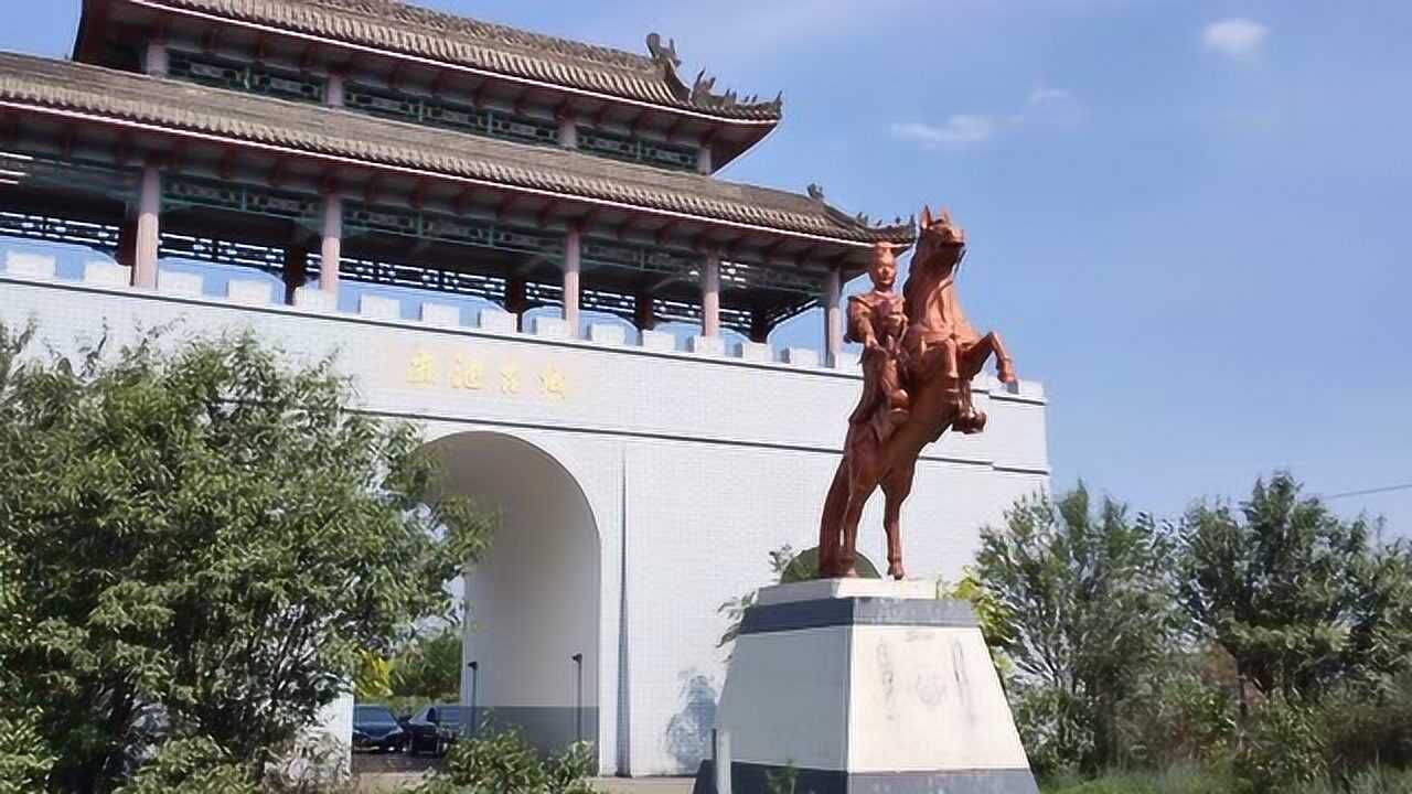 实拍内蒙古包头市九原区麻池古城,东汉末年名将,吕布字奉先雕像