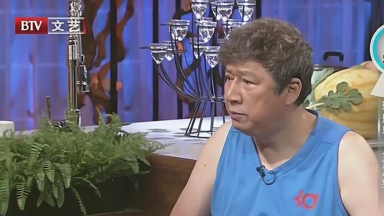 李春平是億萬富翁,穿衣服卻毫不講究,什麼便宜穿什麼!