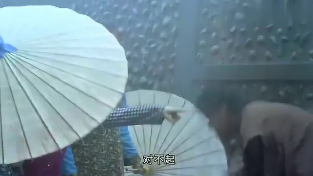 兄弟,你这样借伞躲雨,谁都会怕你的