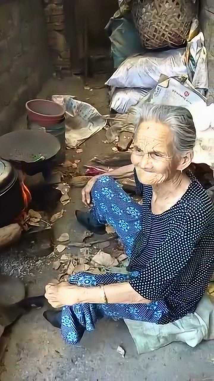 可怜的老人家这到了该享福的年纪却还过着这样的生活真令人心疼