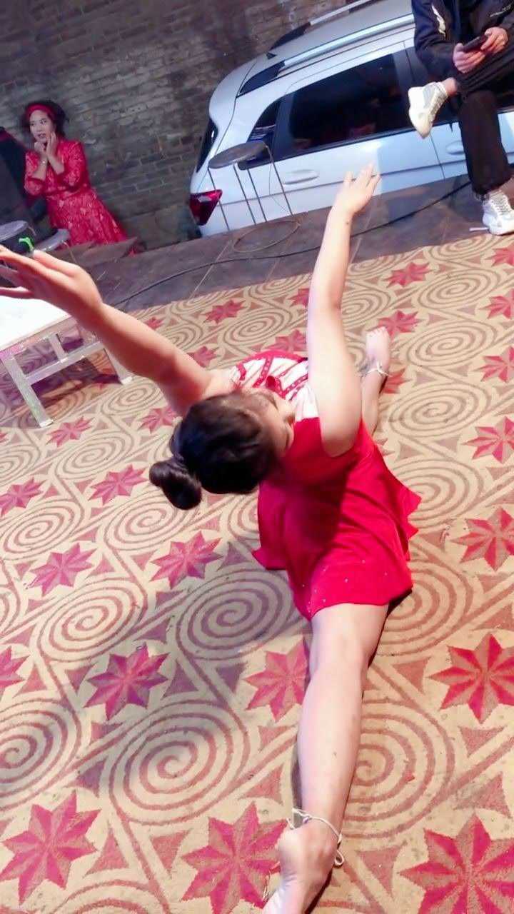 杂技小妹柔术表演地上好脏啊