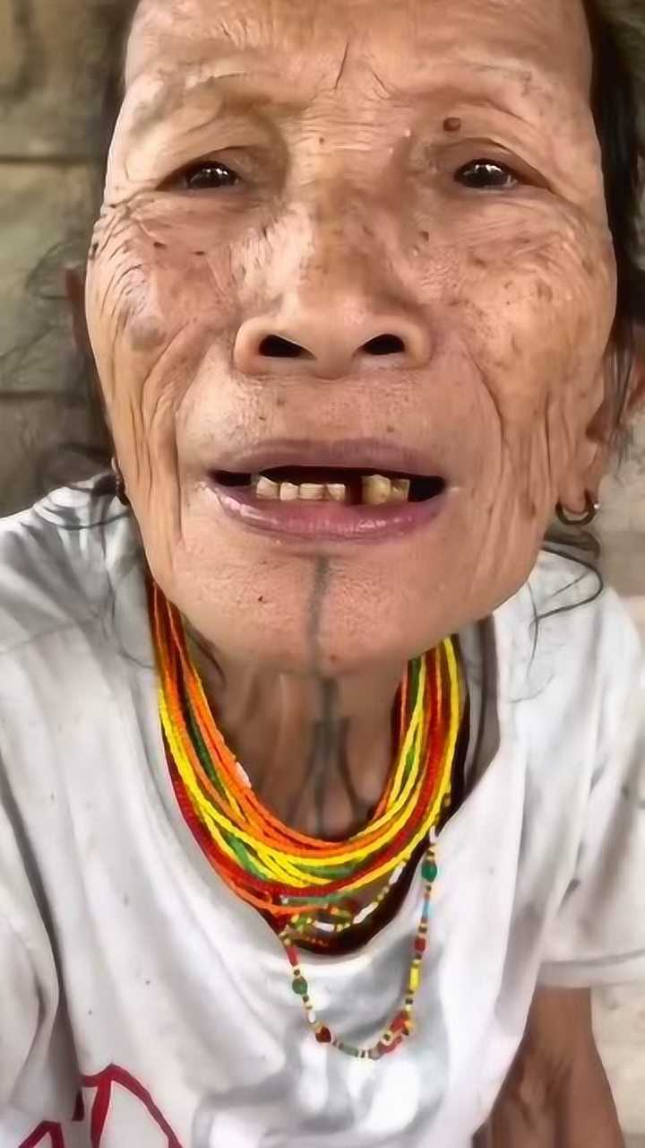 106岁的原始部落老奶奶头发乌黑精神状态像70岁