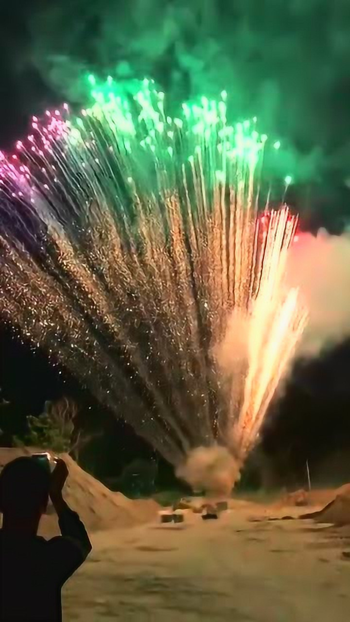 农村土豪放烟花一次放十个我有钱了也要这么玩