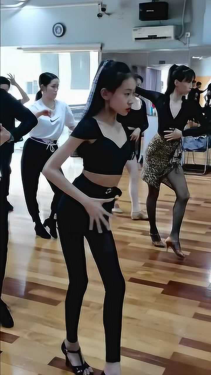 预防被绑架，小女孩演示如何自救！