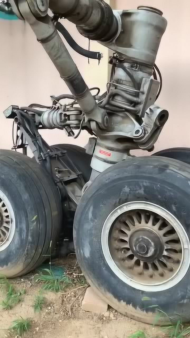 价值千万的波音747飞机起落架,有喜欢飞机的,每天带大家看飞机