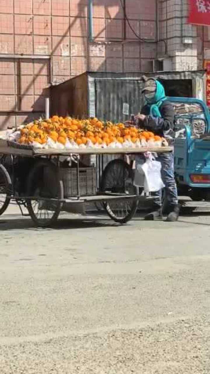 街边摆摊卖橘子