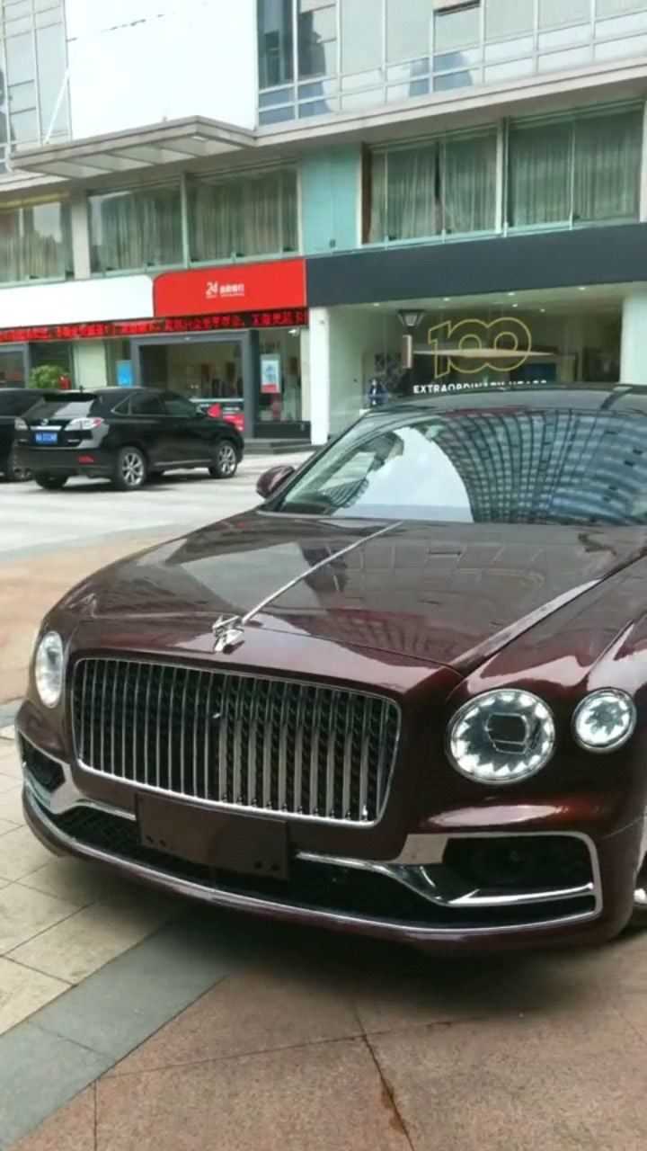 跟老板来提全新宾利飞驰,不知道老板缺不缺司机,好想感受一下豪车!