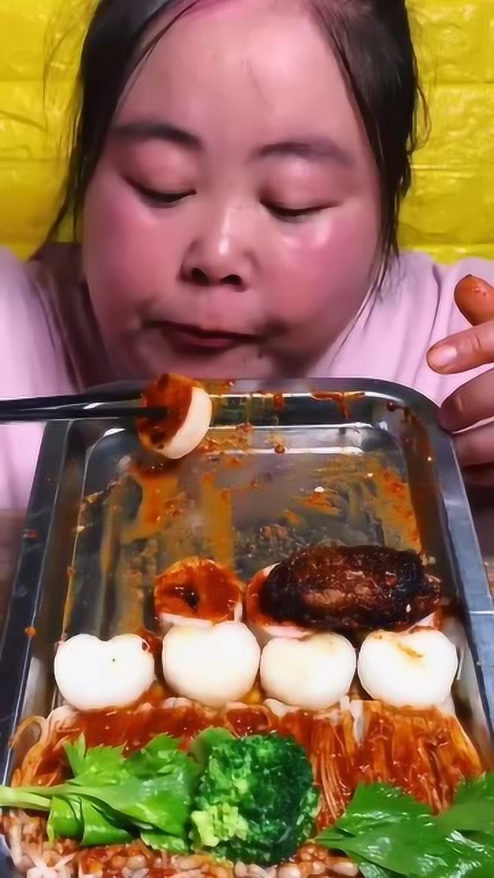 东北胖姐在线吃播这速度也是没谁了怪不得老公不给你吃猪肉