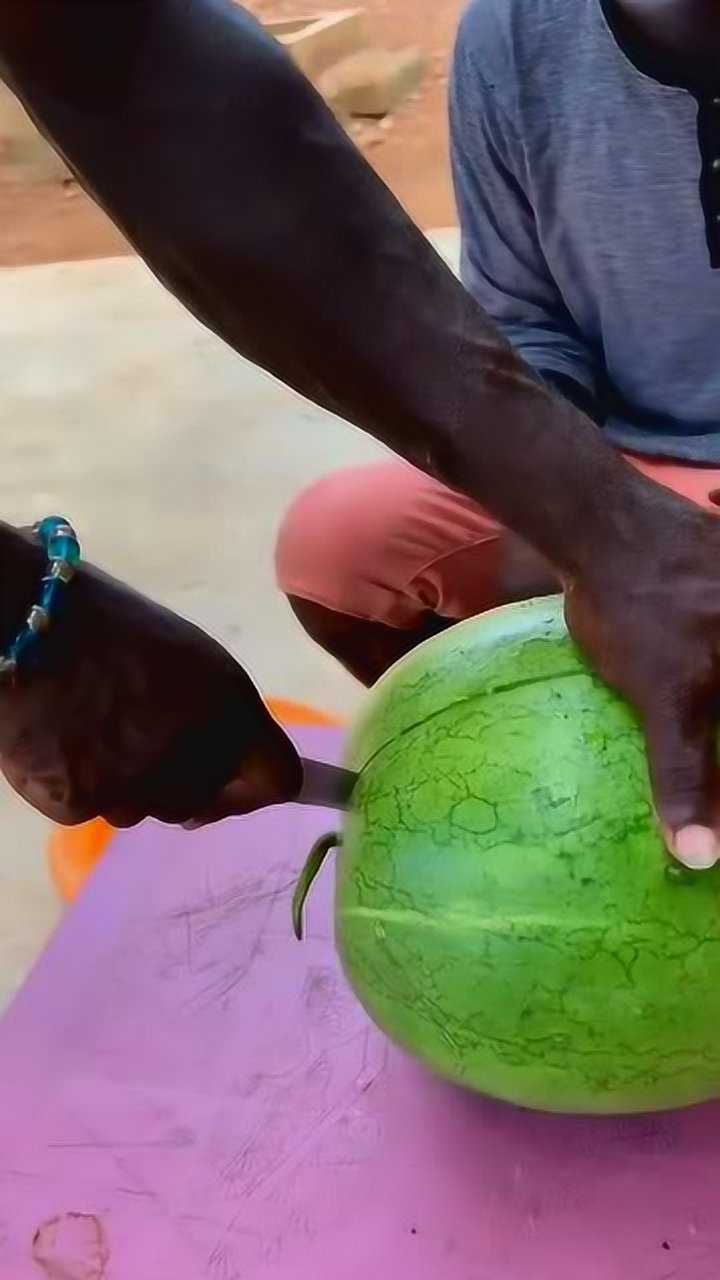 见识一下非洲人吃西瓜的样子,一口下去,有点让人怀疑人生!