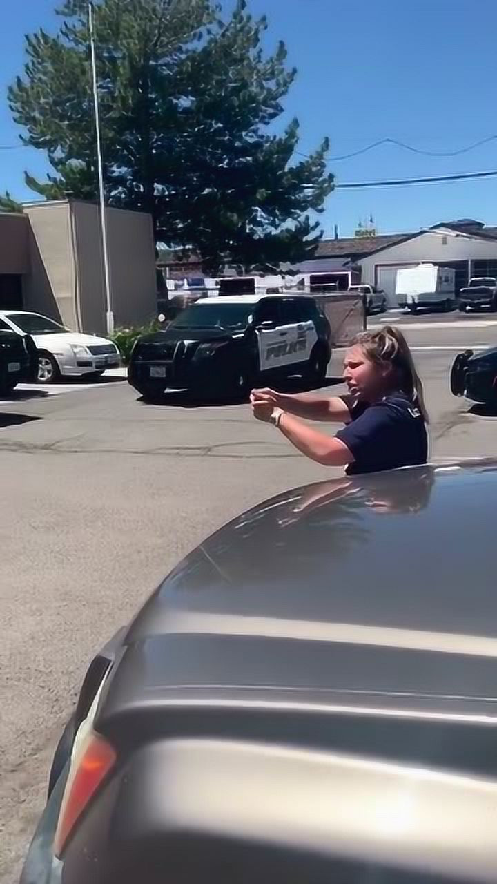 美国疫情突破240多万美国女警察抓捕嫌犯现场是个狠角色