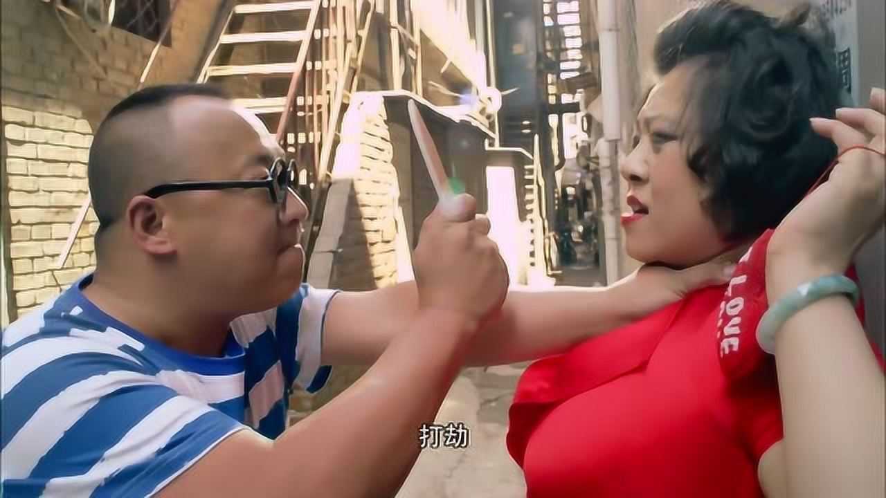 疯狂的蠢贼古惑仔小道打劫美女怎料水果刀拿不出来反被大姐暴打