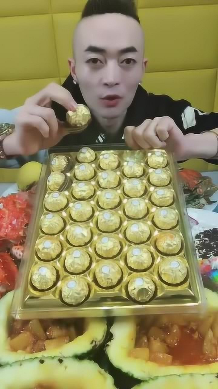 大胃王阿浩来吃巧克力了直播秒一整盒巧克力网友太厉害了