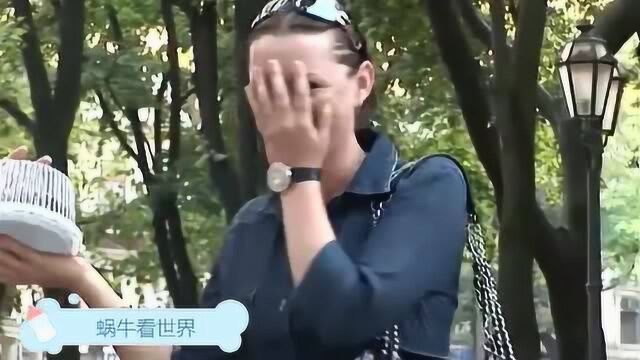 老外恶搞:大叔一喝水,结果却朝旁人“尿尿”了,美女躲闪不及!