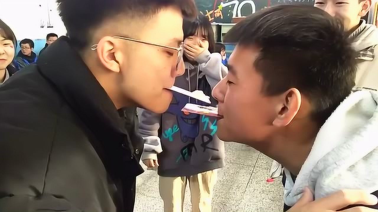 小伙嘴对嘴传面粉,这画面总感觉怪怪的,你们忍住别笑!