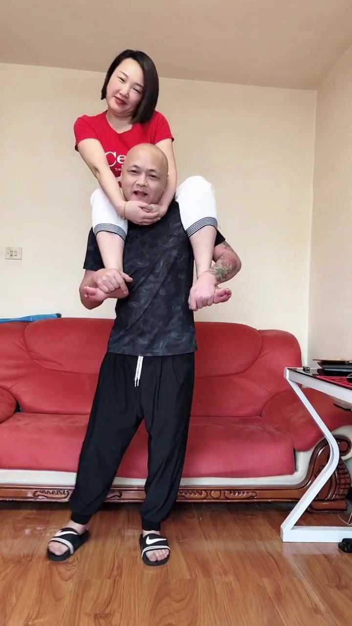 这娘们骑我脖子上也就算了,竟然还在我脖子上放屁_腾讯视频