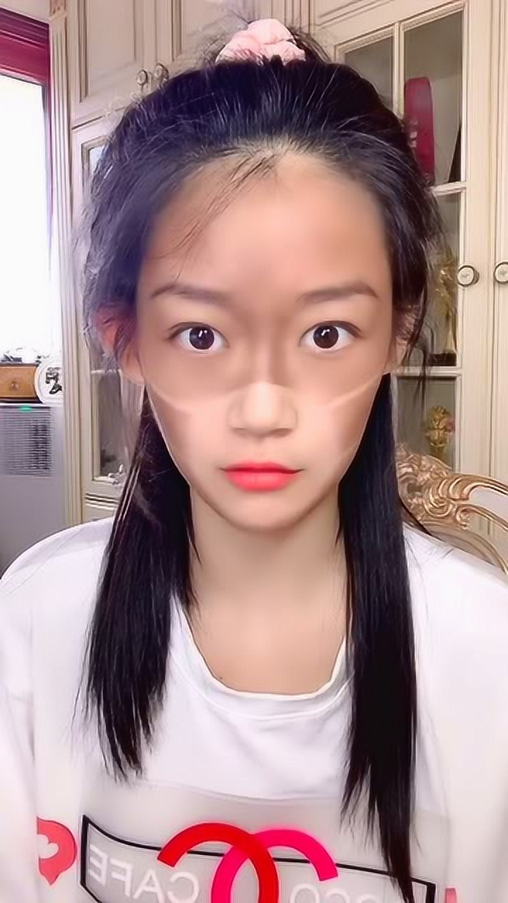 美女这是戴口罩晒黑的吗?看着没差点笑死我,太另类了