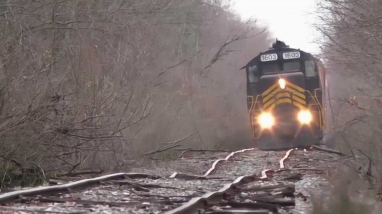 世界上最糟糕的铁路线路,火车歪歪扭扭,随时可能出轨!