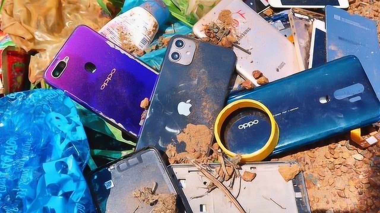 小伙路边捡到废弃iphone11,带回家修理一番后,手机竟然恢复如新!