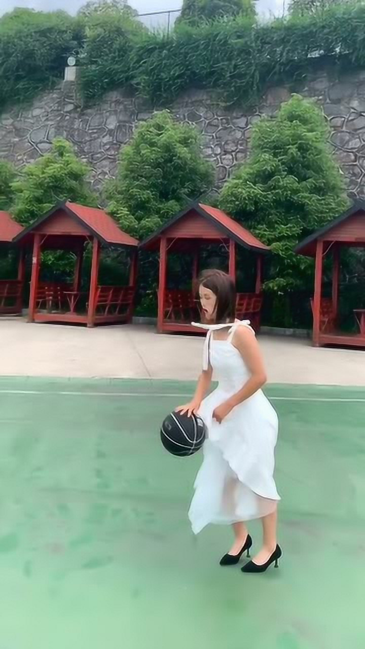 美女穿裙子打篮球图片