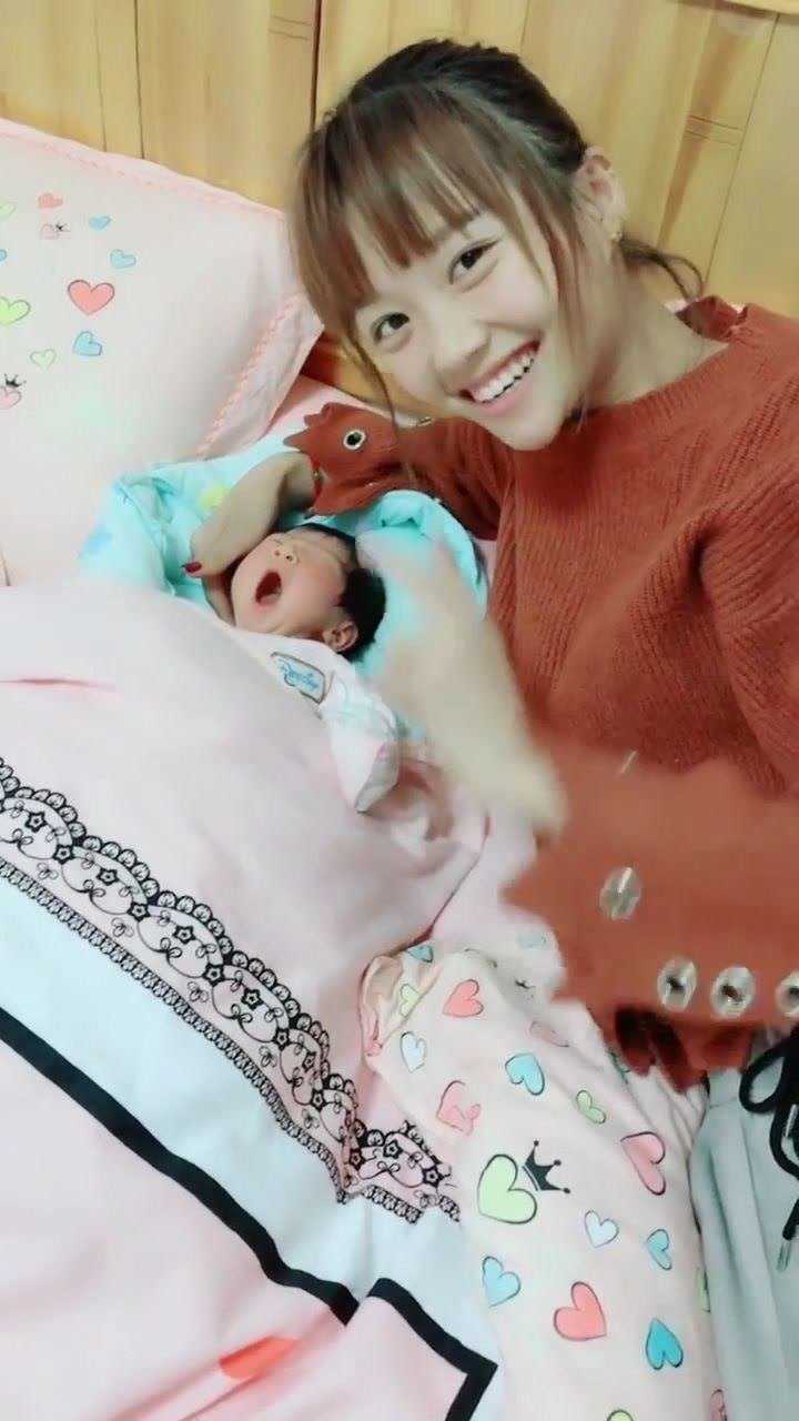 小侄女很像姑姑,可爱的不得了