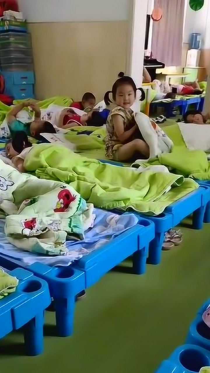 幼儿园中午睡觉的孩子们小姑娘这比心太暖了