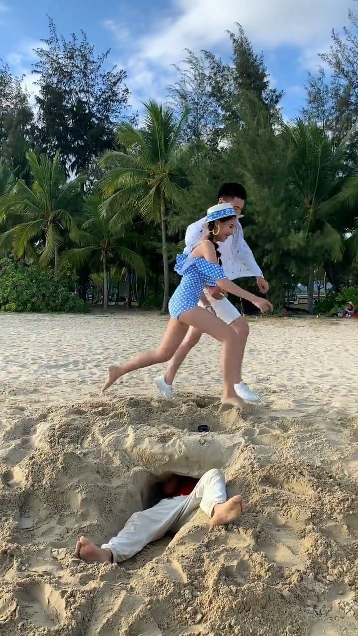 摄影师好可怜被美女踩了两脚估计摄影机应该看到了什么