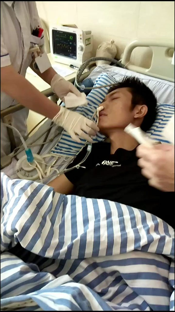 今天终于拔掉让人痛苦的胃管了看着你难受坚强的样子我们心如刀割加油