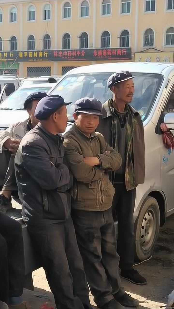 甘肃老头们永恒的装扮,看这面相,就知道是老实人!