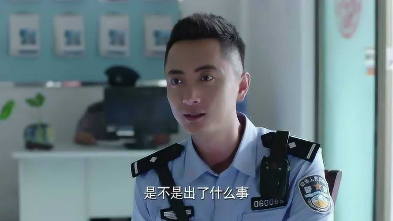 警犬来啦警犬华哨闻到小孩中毒了立马做出示警动作贼聪明