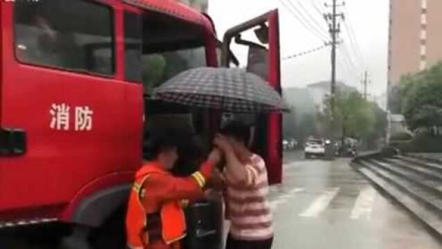 抚州南城:暴雨困住考生 消防为他“护航”