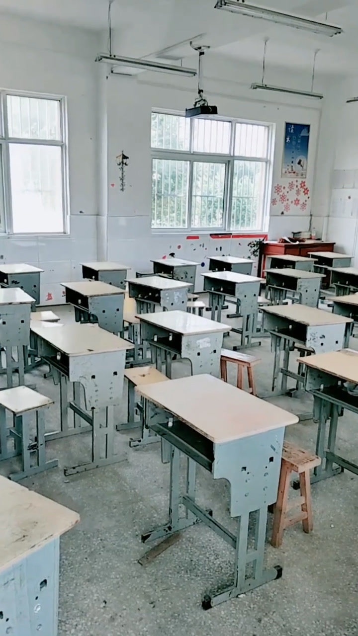 毕业典礼之后老师独自回到空荡荡的教室祝你们前程似锦