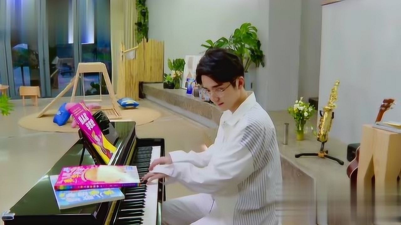 张新成跑去弹钢琴小宝问谭松韵谁在对牛弹琴