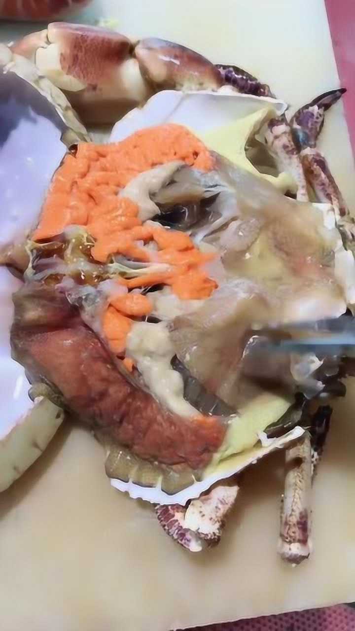 小伙直播处理面包蟹,这蟹膏真是又肥又厚,你们有吃过吗