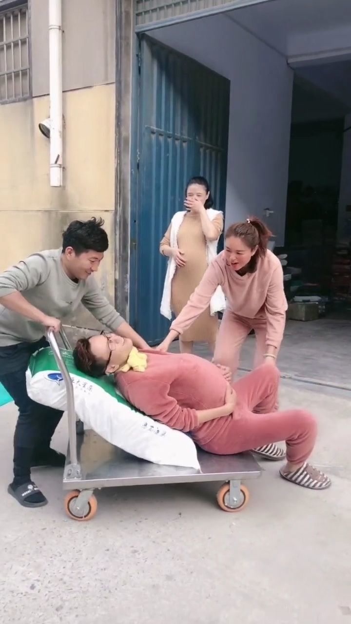 大男人挺着大肚子,孕妇笑的孩子都要生了_腾讯视频