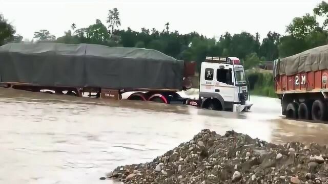 满载货物的半挂车,这种情况也敢过?老板知道气坏了