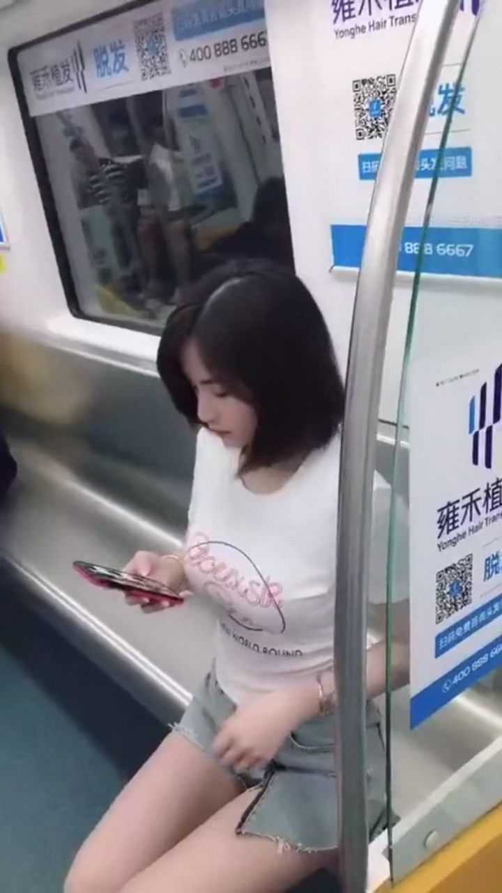 地铁偶遇魔鬼身材的女生,究竟是经历了什么,才会这样!