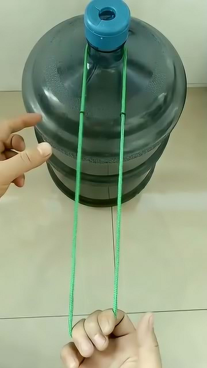 魔术教学:绳子穿越脖子,十秒学会神奇撩妹小魔术!你学会了吗