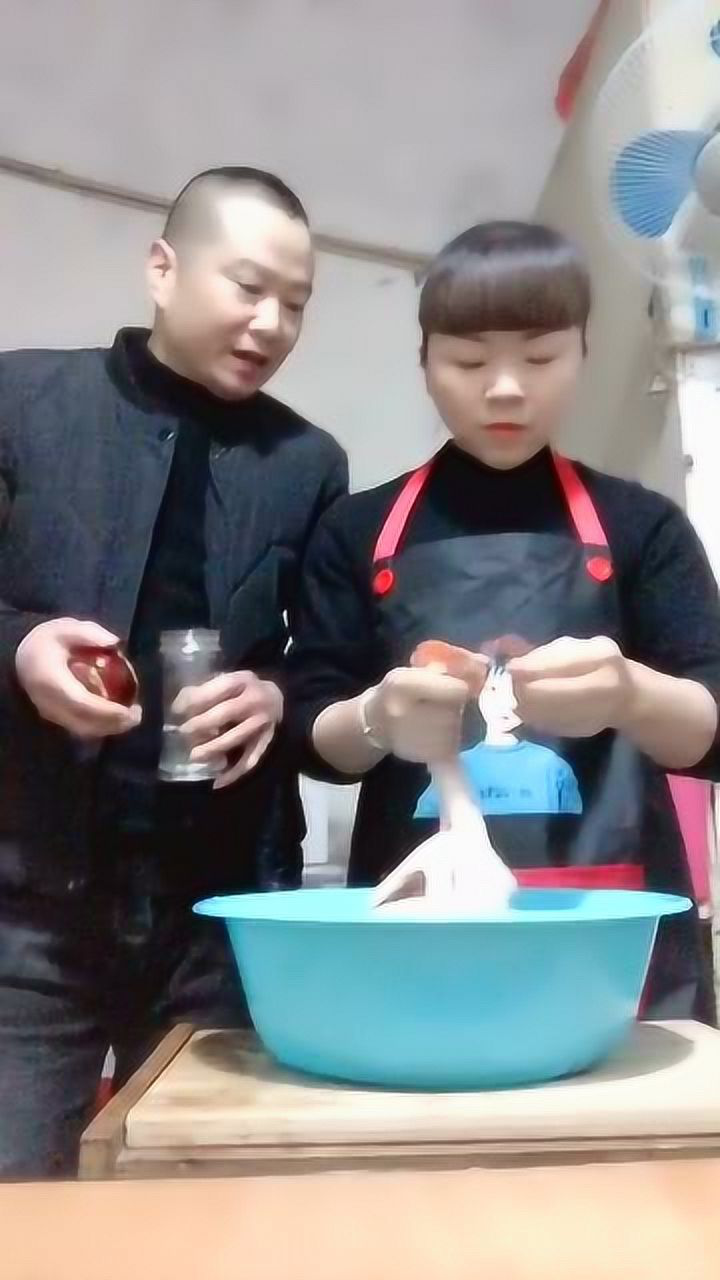 老婆在家杀鸡给老公说明了一下杀鸡的原因老公听完直接吓跑了