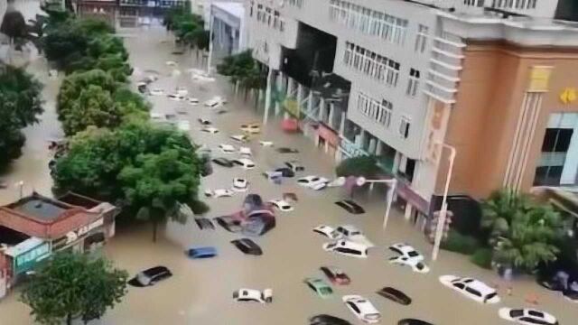 暴雨红色预警!湖北恩施遇强降雨 市民:车像船一样在飘