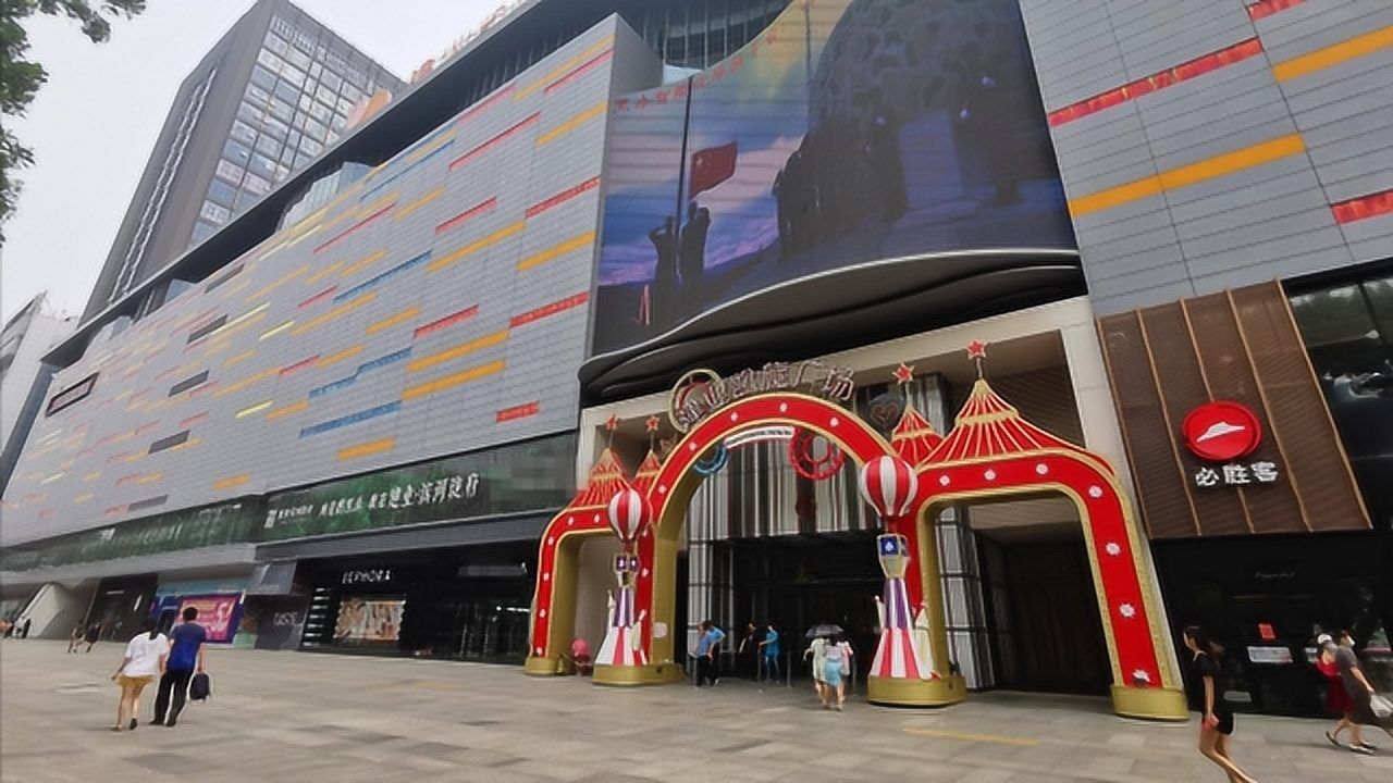 实拍河南洛阳人气最旺的购物中心,里面的客流情况比较一般