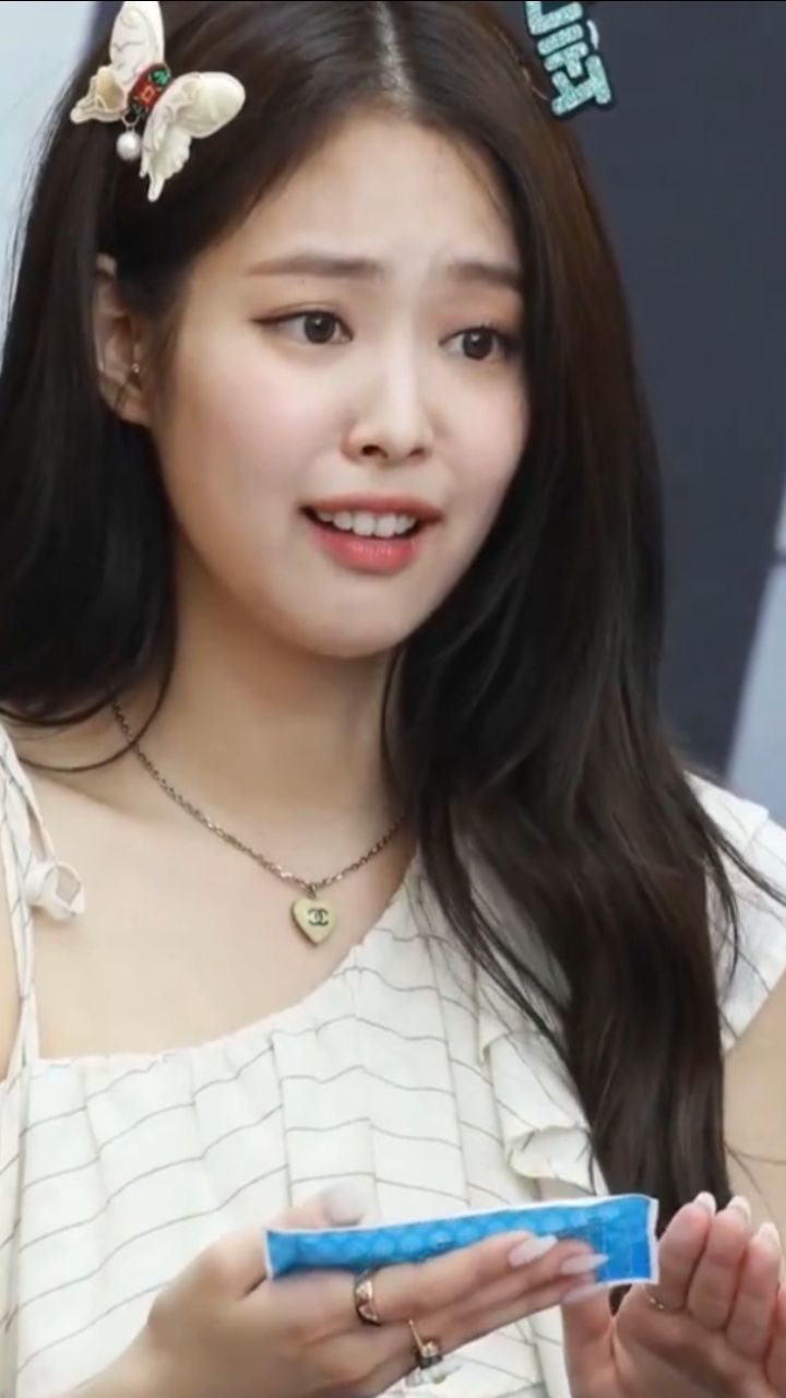 原来台下的jennie这么可爱,好想捏一下她的包子脸!